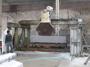 machine cutting granite stone